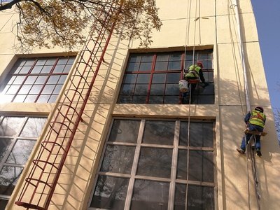 工廠、商務(wù)大樓、工業(yè)園區(qū)、私人企業(yè)、電影院、銀行、政府機關(guān)、學(xué)校、酒店娛樂場所等外墻清洗