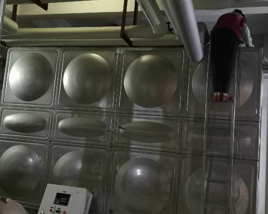 工廠、商務大樓、工業(yè)園區(qū)、私人企業(yè)、電影院、銀行、政府機關、學校、酒店娛樂場所等二次供水水箱清洗